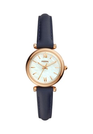 Okrągły zegarek w kolorze różowego złota z białą tarczą z masy perłowej, złotymi rzymskimi cyframi i znacznikami oraz granatowym skórzanym paskiem od Fossil.