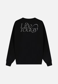 Zwarte sweatshirt met lange mouwen. Kenmerkt zich door de tekst "Live Today" in zilveren cursieve letters op de achterkant. Zachte textuur met een relaxte pasvorm.
