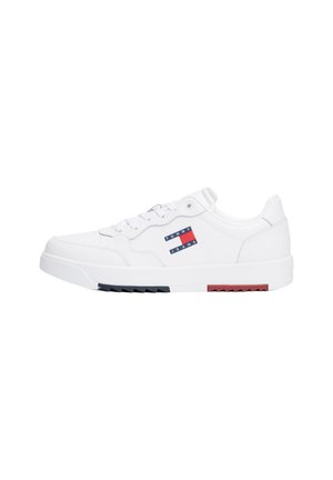 Zapatilla blanca de caña baja con diseño de cordones, logo de Tommy Jeans en el lateral y suela estriada con detalles en azul marino y rojo.