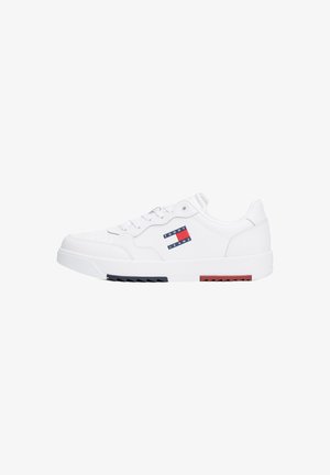 Białe niskie sneakersy z sznurowaniem, z logo Tommy Jeans po boku oraz żłobioną podeszwą z granatowymi i czerwonymi akcentami.