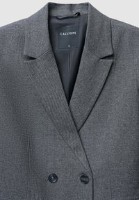 Blazer grigio con tessuto strutturato, rever a punta, chiusura doppiopetto e due bottoni neri. Etichetta "CALLIOPE" visibile all'interno. Taglia S.
