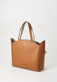 Borsa a tote in pelle marrone con una superficie liscia, forma strutturata, doppi manici e un design minimalista che presenta una tasca esterna.