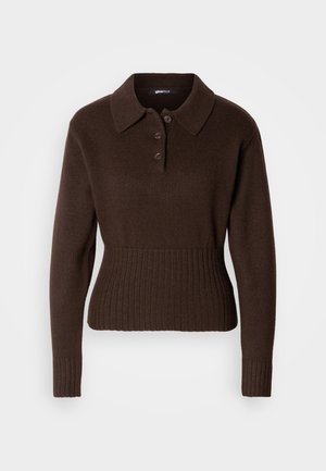 Maglione a maniche lunghe marrone in maglia con colletto, tre bottoni al collo e orlo e polsini a coste, esposto su uno sfondo bianco.