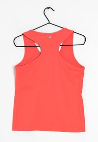 Korálový sportovní top s racerback designem, vyrobený z hladkého, elastického materiálu; má štítek na zadní straně a švy na bočních švech.
