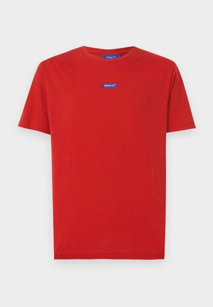 Rood T-shirt met korte mouwen en een ronde hals met een klein blauw rechthoekig GANT-logo in het midden van de borst.