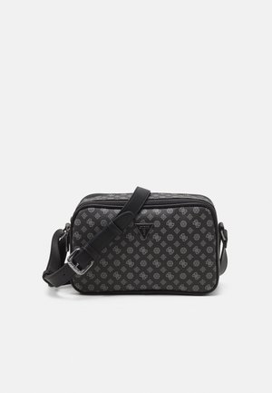 Sort rektangulær crossbody-taske med gråt logo-mønster over det hele, justerbar rem, sølvspænde og trekantet brandemblem foran.