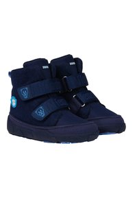 Navyblaue High-Top-Schuhe aus strukturiertem Stoff und synthetischen Materialien, mit doppelten Klettverschlüssen und einem Bärenakzent an der Seite.