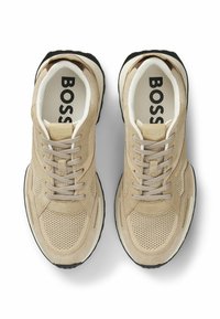 Sneaker beige realizzate in materiali mesh e suede, punta rotonda, suola intermedia bianca, suola esterna nera e prominente marchio "BOSS" nella soletta.