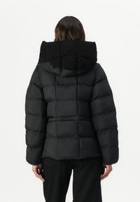 Čierna puffa bunda s kapucňou, prešívaným dizajnom a elastickými manžetami. Materiál vyzerá hladko a je zateplený na zachovanie tepla.