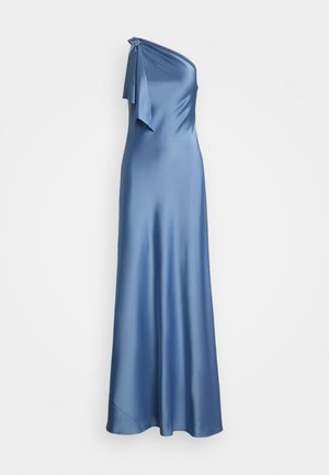 En lång klänning i slim-fit design i satängblått, med en asymmetrisk halsringning och en draperad ärm med ringdetalj på axeln.