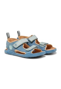 Sandalias de cuero azul con dos correas de velcro ajustables, diseño de punta abierta, plantilla de ante color canela y suela de goma texturizada.