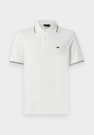 Biela polo košeľa s krátkym rukávom, čiernym pruhom na golieri a manžetách, dvojgombíkovým zapínaním a malým čiernym logom na ľavej strane hrudníka.