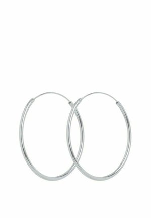 Par polished sølv hoop øreringe med tynde tråd-låse på en hvid baggrund.