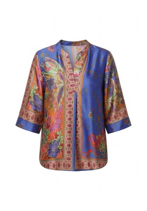 Blauwe en oranje bloemenpatroon damesblouse met 3/4 mouwen, een mandarijnkraag en een open frontsplit.