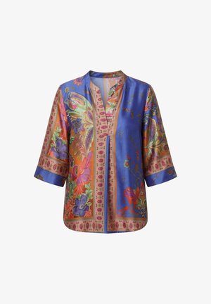 Blauwe en oranje bloemenpatroon damesblouse met 3/4 mouwen, een mandarijnkraag en een open frontsplit.