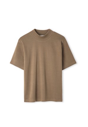 Braunes T-Shirt mit kurzen Ärmeln und hohem Kragen, aus weichem Stoff mit lockerer Passform und minimalen Nähten.