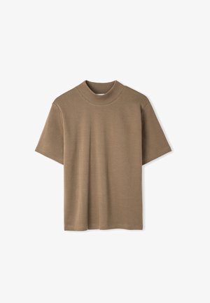 Braunes T-Shirt mit kurzen Ärmeln und hohem Kragen, aus weichem Stoff mit lockerer Passform und minimalen Nähten.