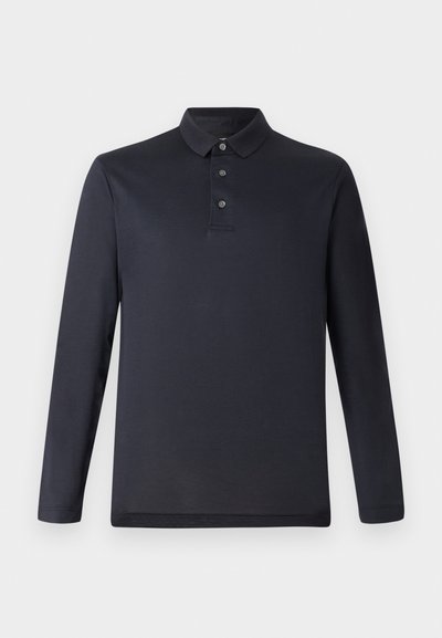 Langermet polo skjorte i mørk marinebåtfarge, med krage, treknapps placket og rett nederkant.