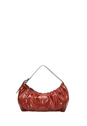 Glänzende rotbraune Lederhandtasche mit gerafften Details und einem dünnen schwarzen Trageriemen.