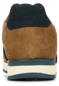 Sneaker in suede marrone con tallone blu scuro, suola intermedia bianca e tessuto testurizzato sulla parte superiore. Accenti di dettagli in cucitura blu.