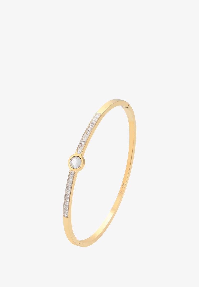 Bracciale in oro con una gemma rotonda centrale trasparente e piccole pietre trasparenti incastonate lungo entrambi i lati della fascia.