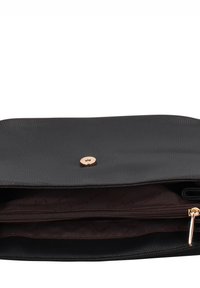 Borsa clutch in pelle nera con finitura testurizzata, chiusura a scatto con hardware dorato e tasca interna con cerniera. Accompagnata da una fodera in tessuto scuro.