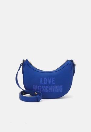 Niebieska torba na ramię w kształcie półksiężyca z regulowanym paskiem i haftowanym napisem "LOVE MOSCHINO" na przedzie wykonanym nicią w tym samym odcieniu niebieskiego.