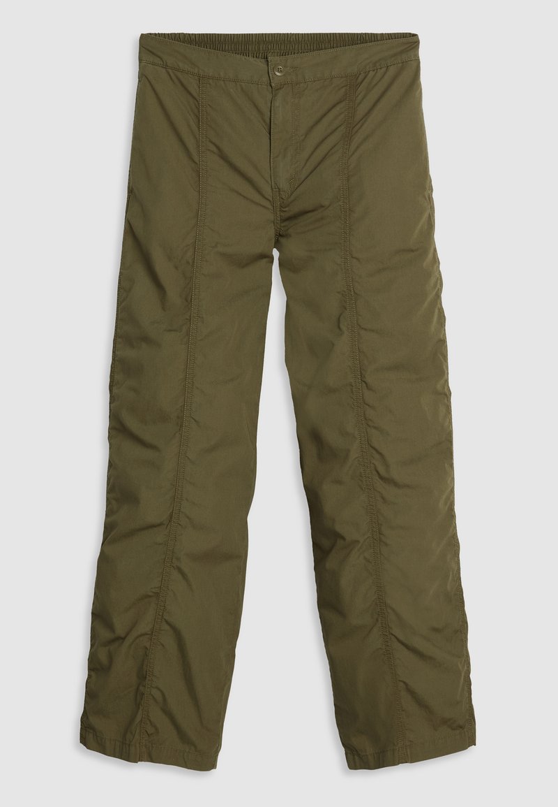 Pantalons isolés vert olive à coupe droite, dotés d'une fermeture à bouton et d'une taille élastique, texture lisse et accents cousus.