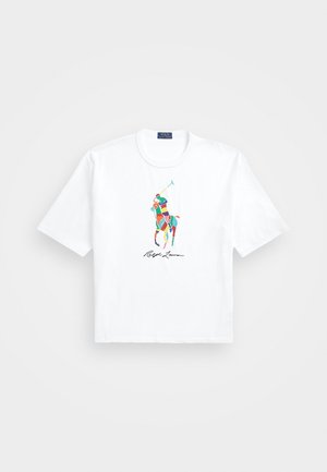 Hvid bomulds-T-shirt med en farverig grafisk poloafspiller og teksten "Ralph Lauren" i kursiv nedenunder. Kortærmet, rund hals.