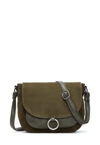 Bolso cruzado de ante verde oliva con cierre de solapa, acento de anillo en metal plateado, correa ajustable y detalles de textura suave.