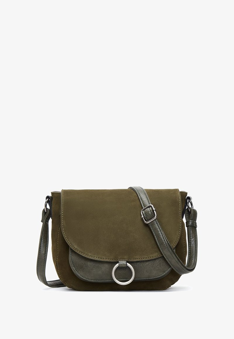 Borsa a tracolla in suede verde oliva con chiusura a patta, accentata da anelli in metallo argentato, tracolla regolabile e dettagli in morbida texture.