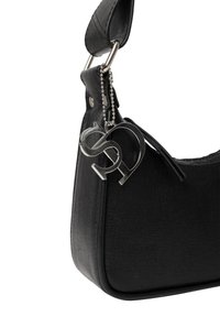 Borsa nera con materiale testurizzato, forma curva, ciondolo logo argentato removibile e accenti in metallo sulla tracolla.