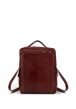 Sac à dos carré en cuir marron avec poignée supérieure et bretelles réglables sur fond blanc.