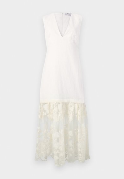Witte linnen jurk met een v-hals, korte mouwen en een doorzichtige geborduurde kantzoom. Voorzien van een ritssluiting aan de achterkant. Elegante, gestructureerde vorm.