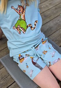 Ljusblå bomullströja med katttryck; matchande shorts med olika djurillustrationer. Mjuk textur, avslappnad passform.