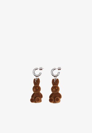 Pendientes de aro plateados con charm de conejito de terciopelo marrón y ojos naranjas, exhibidos sobre un fondo blanco.