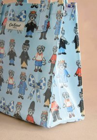 Bolsa de plástico con fondo azul y patrones repetidos de osos de dibujos animados con diferentes atuendos y lazos de lunares.