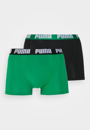 Puma Boxershort-Set, bestehend aus einem grünen und einem schwarzen Paar. Beide haben elastische Taillenbänder mit kontrastierenden Farben. Hergestellt aus weichem Baumwollmaterial.