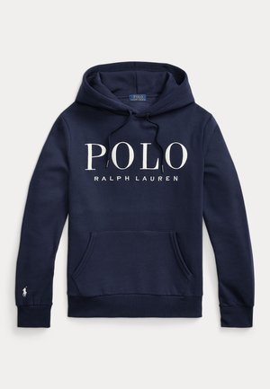 Granatowa bluza z kapturem z napisem „POLO RALPH LAUREN” z przodu, regulowany sznurek przy kapturze, kieszeń kangur i małe haftowane logo na lewym mankiecie.
