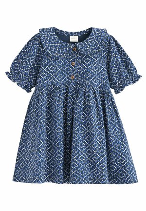 Robe bleue à manches courtes avec motif losange à pois blancs, col volanté, trois boutons marron sur le devant et taille froncée.