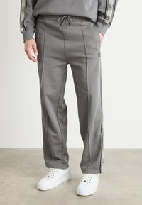 HUGO DISHORTE - Verryttelyhousut - open grey