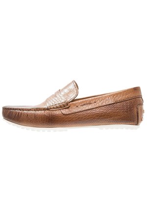 Mocassin en cuir brun avec une finition texturée, un accent argenté sur le devant et une semelle en caoutchouc blanche ; présente un design classique sans lacets.