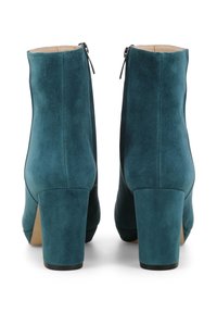 Türkise Wildleder-Stiefeletten mit Blockabsatz, ausgestattet mit einem seitlichen Reißverschluss und einer glatten Textur, die ein elegantes und modernes Design unterstreicht.