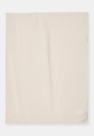 Yksinkertainen beige suorakaiteen muotoinen kangas, hieman ryppyinen, esitetty tasaisesti valkoista taustaa vasten.