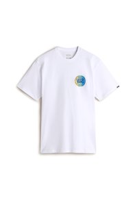 Hvid bomulds t-shirt med et rundt logo i blå, gul og grøn farve på venstre brystområde. Klassisk crew neck design.