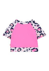 Roze T-shirt met korte mouwen, voorzien van een luipaardprint op de mouwen en zoom in marineblauw, roze en perziktinten, plat tegen een witte achtergrond.