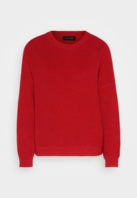 Pull rouge en tricot à col rond, manches longues et poignets et ourlet côtelés, présenté sur un fond blanc uni.