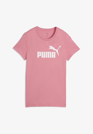 T-shirt rose à manches courtes et col rond avec logo Puma blanc et texte centré sur la poitrine.