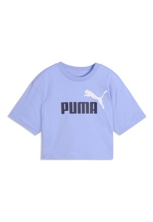 Camiseta corta de color púrpura claro con texto "PUMA" en negro y logo de puma blanco en el pecho, con mangas cortas y cuello redondo.