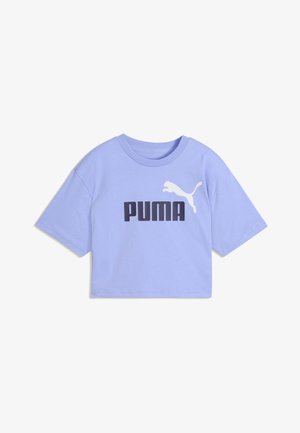 T-shirt courte de couleur violet clair avec le texte noir "PUMA" et le logo blanc de puma sur la poitrine, dotée de manches courtes et d'un col rond.
